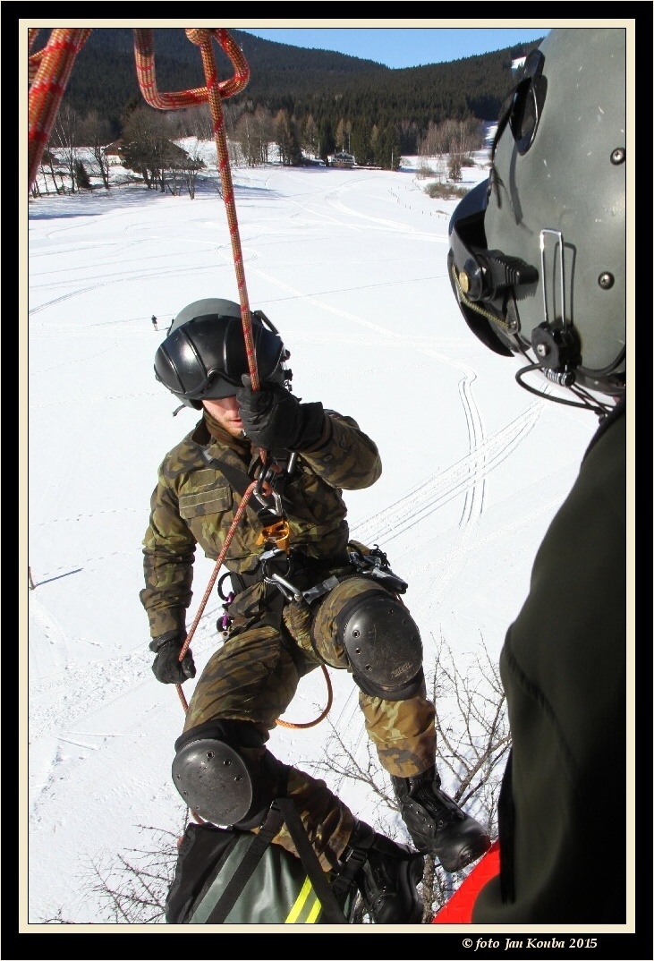 03 Slaňující záchranář z vrtulníku W3-A Sokol