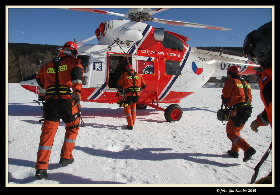 09 Nastupování záchranářů do vrtulníku W3-A Sokol